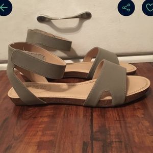Beige sandals 8.5 NIB